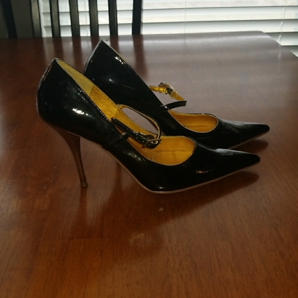 Black pumps